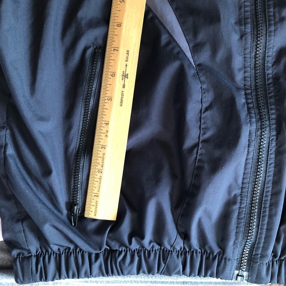 New Balance Windbreaker Jacket with Built-In Keychain/Carabiner - Medium - Picture 11 of 14